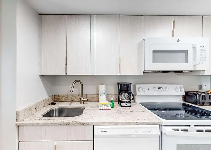 Spacious With Pool & Hot Tub - Tennis Available On-site
